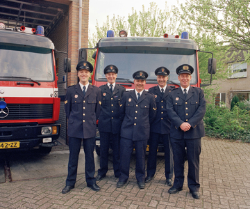840254 Groepsportret van vijf personeelsleden van de Brandweer Nieuwegein, bij de brandweerkazerne Nieuwegein-Noord ...